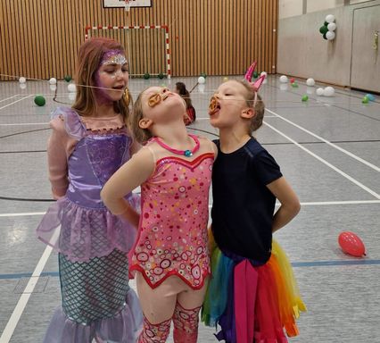 Kinder bei Spielen zum Fasching 2024