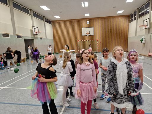 Kinderfasching in der Turnhalle