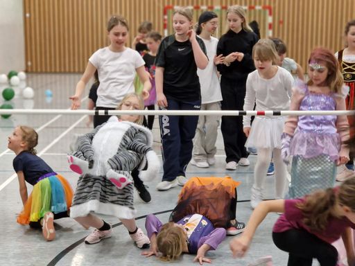 Kinder beim Spielen in der Turnhalle zu Fasching