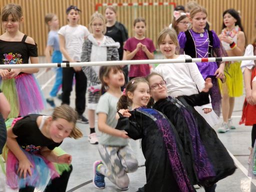 Kinder bei Faschingsspielen in der Turnhalle