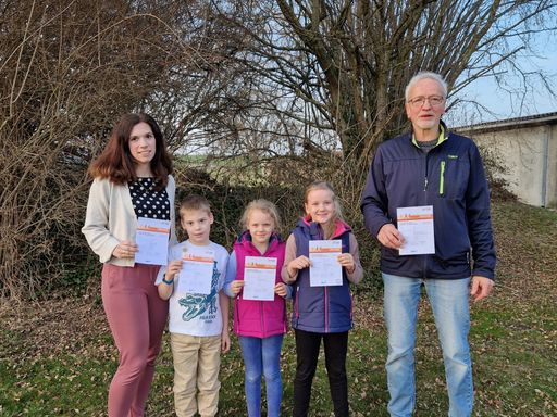 2 Erwachsene und 3 Kinder mit ihren Sportabzeichen
