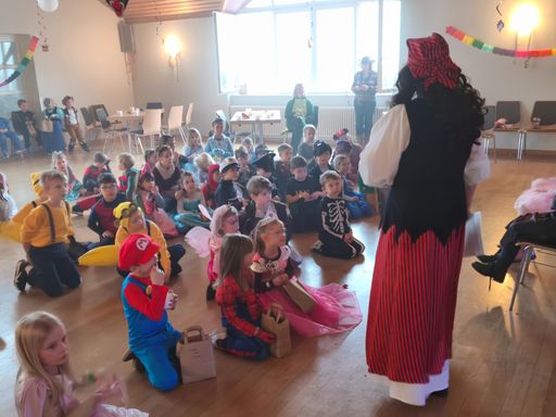 Kinder in Kostümen lauschen gespannt