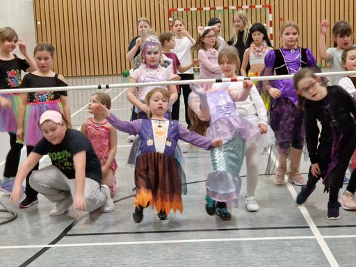 Kinder in Faschingskostümen in der Turnhalle