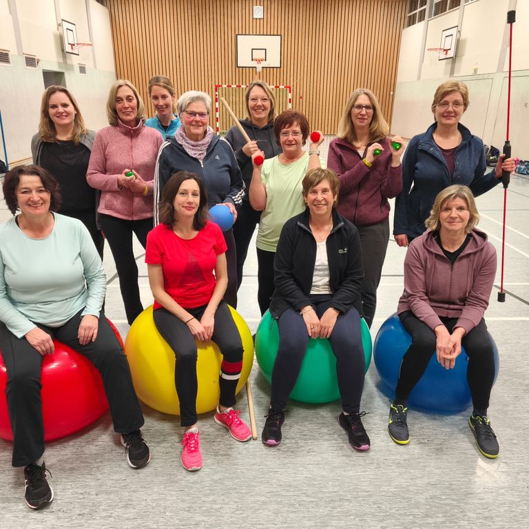 12 Damen aus der Gymnastikgruppe vom Montag