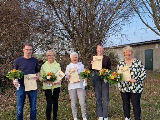 5 Mitglieder mit ihren Ehrenurkunden