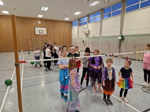 Kinder spielen beim fasching in der Turnhalle