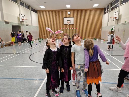 Kinder in Kostümen beim Fasching in Kissenbrück in der Turnhalle